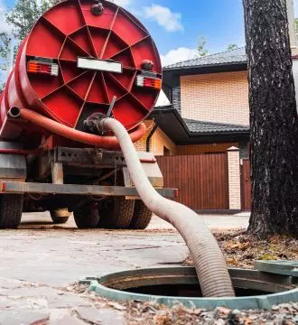 Vidange d'une fosse septique toute eaux